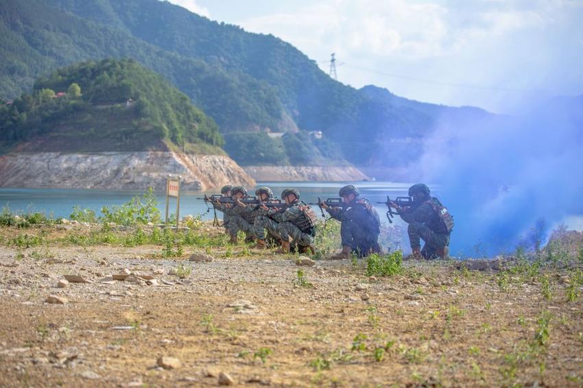 瞄准战场！武警官兵多地域实弹射击