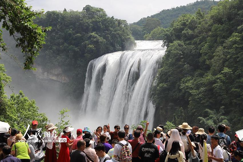 贵州安顺：黄果树景区游人如织