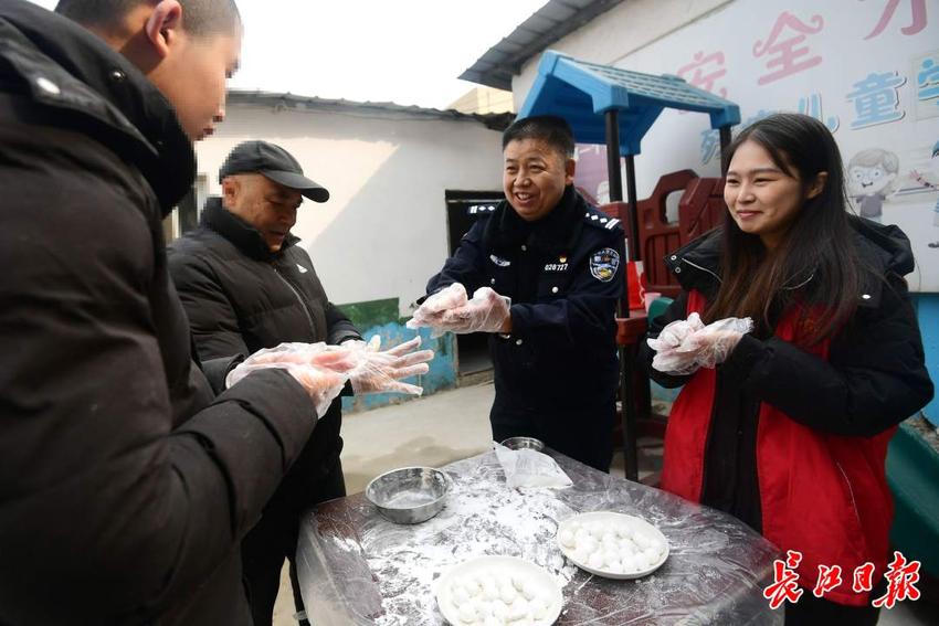 八年之约：“警察爸爸”与特殊儿童共度元宵节