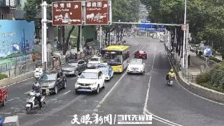 贵阳街头惊现逆行车，南明交警迅速处理