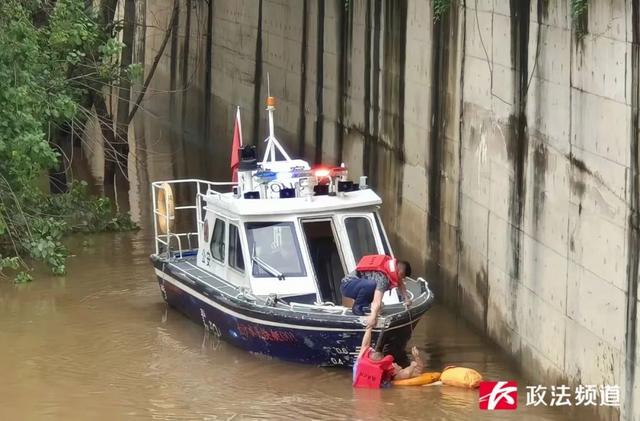 野泳男子体力不支水警及时救助