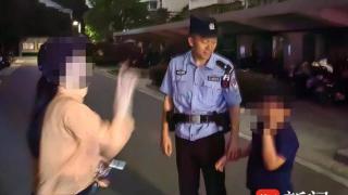 男孩深夜独自走在路上担心出危险，民警及时救助