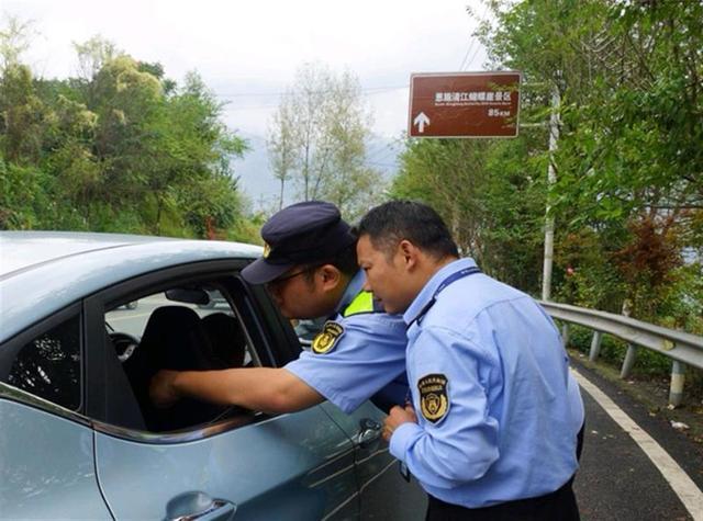 恩施市依法查处一批“黑车”“黑导”“黑社”