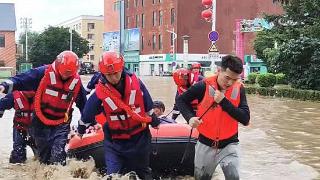 00后大学生“一路步行向洪区”