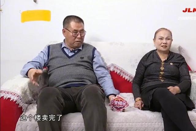 豪气大妈相亲，同意大爷倒插门，不到半小时抓住大爷的手就不放了