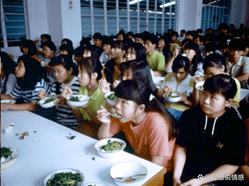 我偷偷帮女同学充了3年饭卡，13年后我结婚这天，她突然出现了