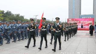 枣庄职业学院举行“民族团结手拉手 携手共进庆国庆”升旗仪式