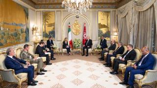突尼斯总统表示应通过全盘解决方案处理非法偷渡问题