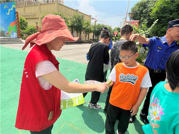 重庆高新区金凤镇：垃圾也有红蓝绿 大手小手一起分