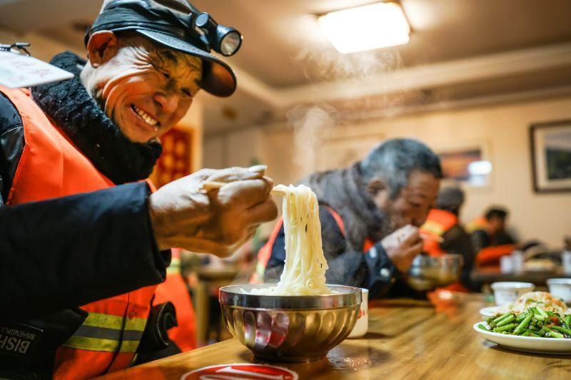 寒冬送温暖！海阳市民姜常论连续十一年为环卫工人送上爱心面