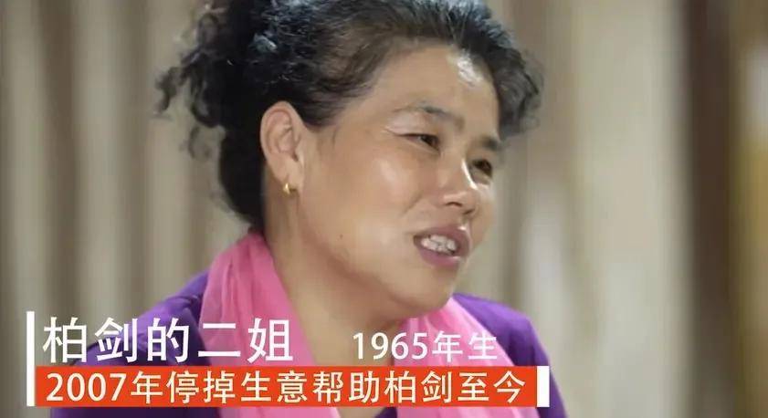 他被人骂傻子27年，却培养出60多名大学生