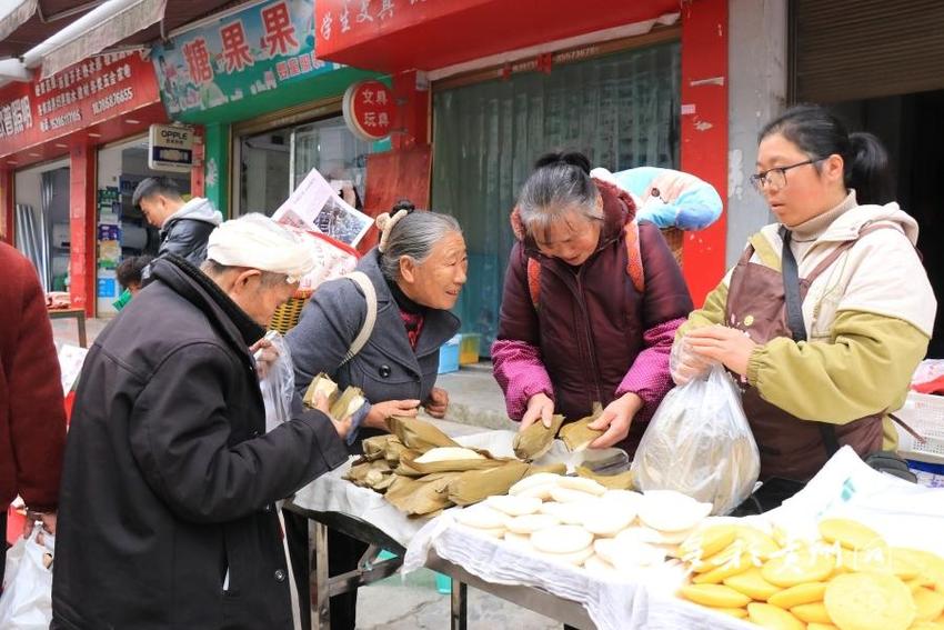 绥阳赶年集备年货 “烟火气”中迎新春