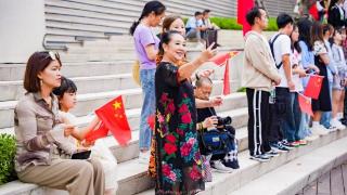 万人同唱《我和我的祖国》快闪接力公益活动走进贵阳铁建城