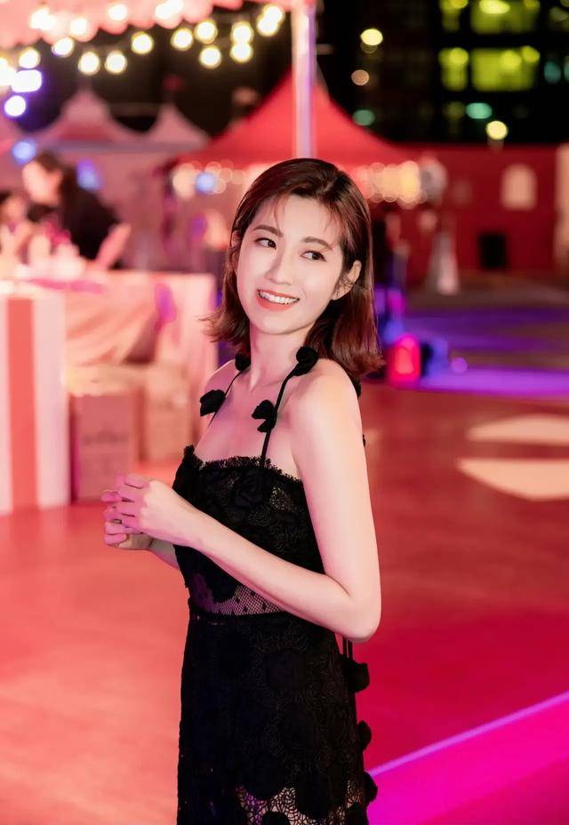 TVB花旦陈自瑶大晒性感美照，少女感十足，喊话王浩信回港陪女儿