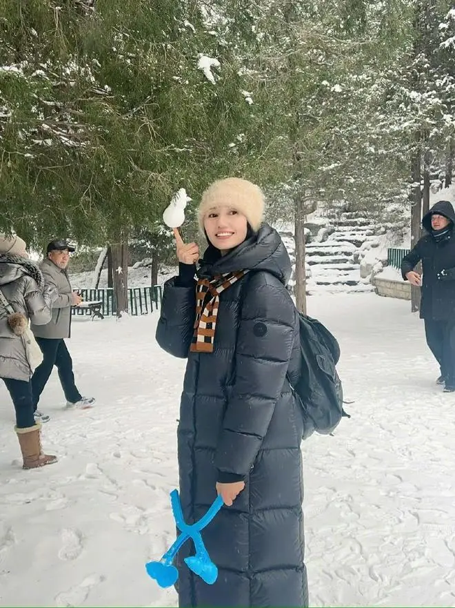 袁泉现身玩雪被偶遇，与任鲁豫大雪天不休息出外景，生图状态抗打