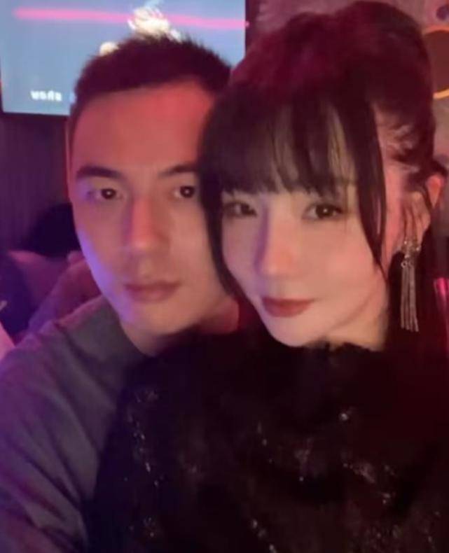 高晓松前妻夕又米晒照为二胎庆百天，儿子帅气像爸爸，女儿未出镜