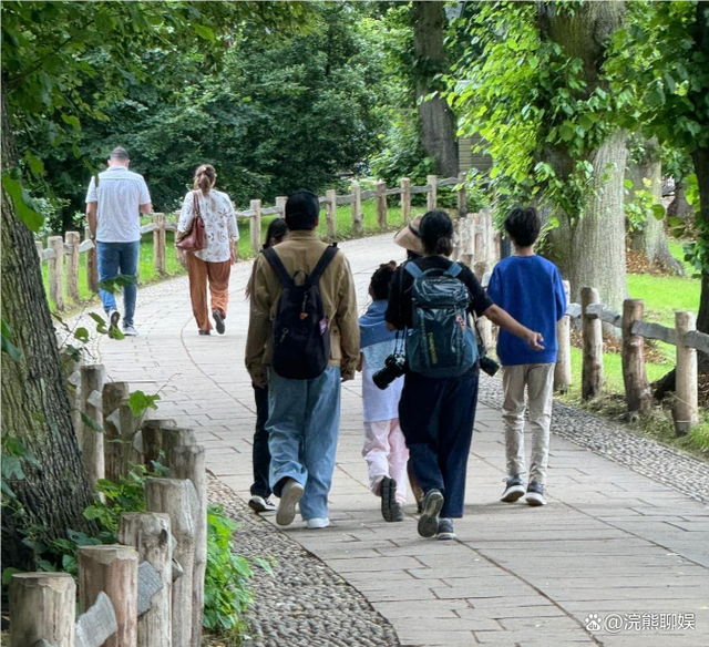 孙俪一家四口剑桥游，邓超名牌外套显老态，儿女体型差异引热议