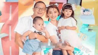 梅婷一家法国游玩，母女俩素颜美丽，儿子羊羊也长大了很多