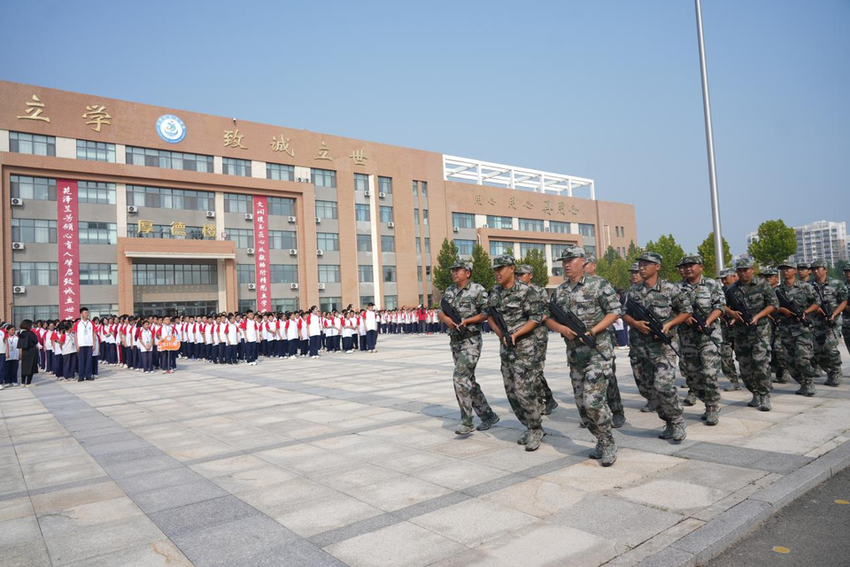 文汇街道：国防教育进校园，兵老师助力“开学季”