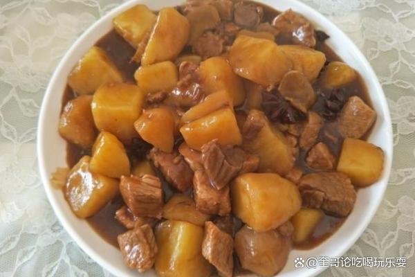 土豆炖肉是一道家常菜，做法简单，特别适合家庭食用