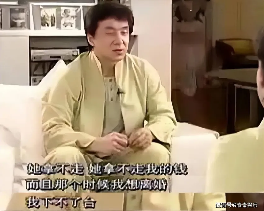 1999年吴绮莉怀孕6个月，为小龙女准备婴儿鞋，头戴帽巾做孕妇