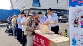 东港农商行与市、区打非办联合开展防范非法集资风险集中宣传活动