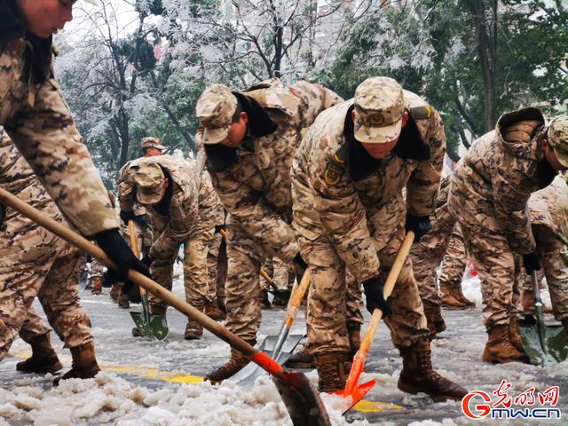 武警张家界支队官兵全力搜救大棚垮塌被困群众