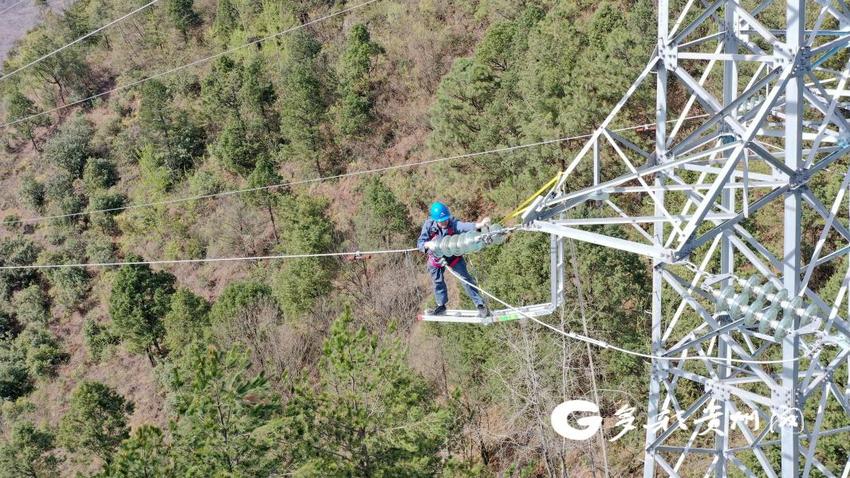 穿越丛林上春山 只为守护万家灯火