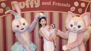 程晓玥带娃现身迪士尼乐园，惹怒一众网友宝妈：孩子是作秀工具？