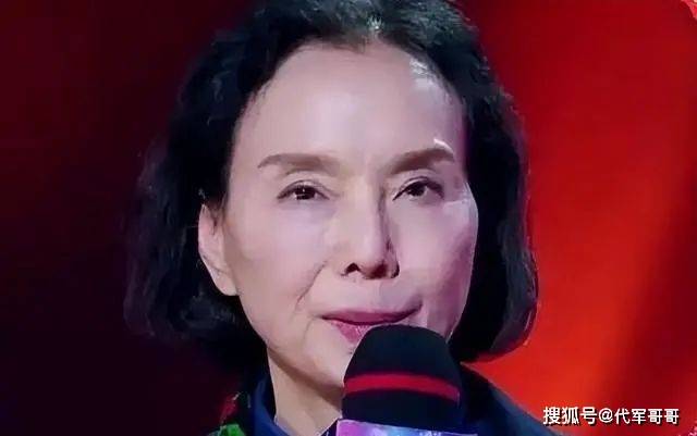 民歌天后陈思思近况：嫁小一岁歌唱家生一女，今46岁气质像天仙