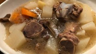 大骨头炖萝卜汤是一道非常美味的汤品，口感鲜美，营养价值丰富