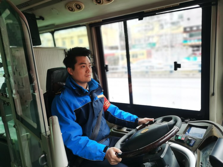 重庆江北区：一名公交驾驶员的12年 用努力浇灌事业之花