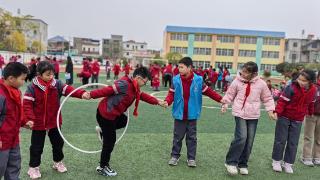 余干县梅溪中心小学举办趣味冬季运动会