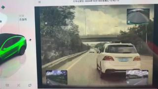 特斯拉Model 3高速上失控：一路横冲直撞 前车奔驰被顶翻