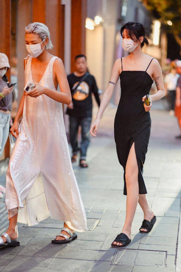 上海女生穿“露背裙”，有3个时尚特征，避免俗气和简单高级