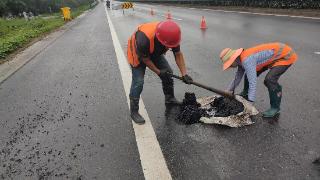 安徽合肥：雨虽缓，人未歇！这群公路人忙碌的身影令人动容