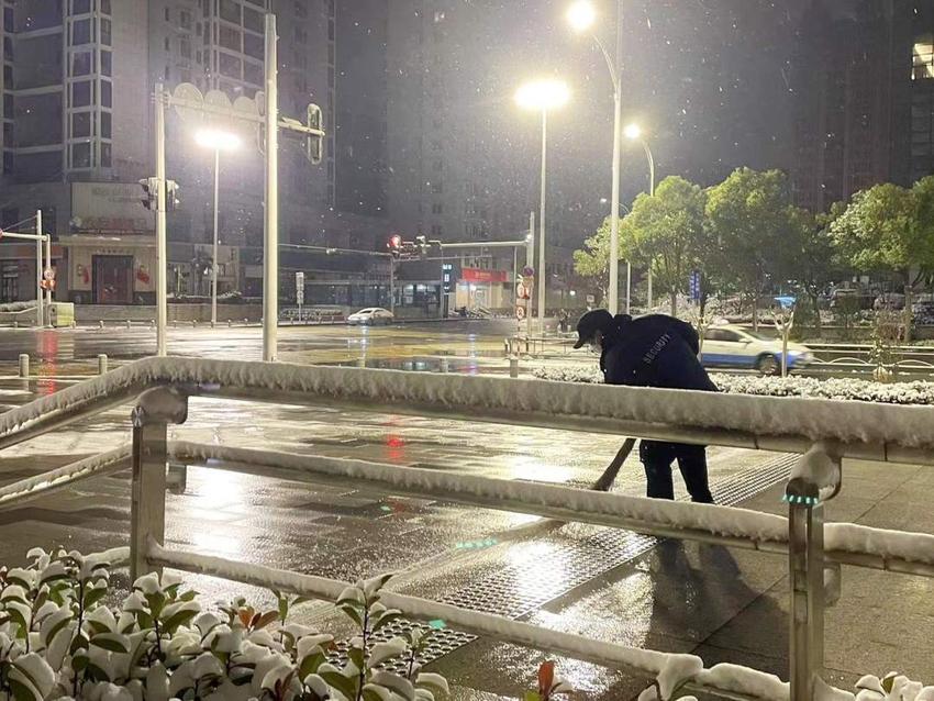 武汉迎来今年第一场雪，武汉地铁准时开班提前半小时开电暖