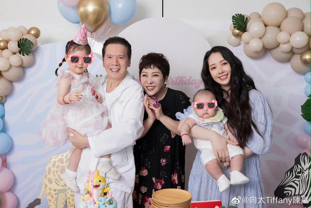 郭碧婷为儿子举办百日宴，向太晒孙子合影留念