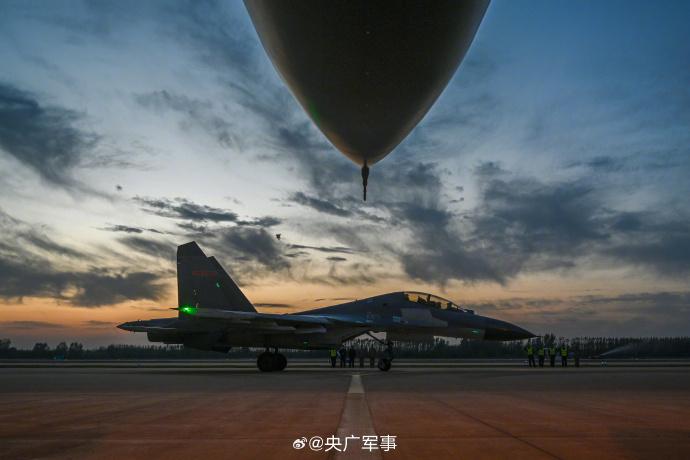 披星迎霞！空军战机跨昼夜训练大片