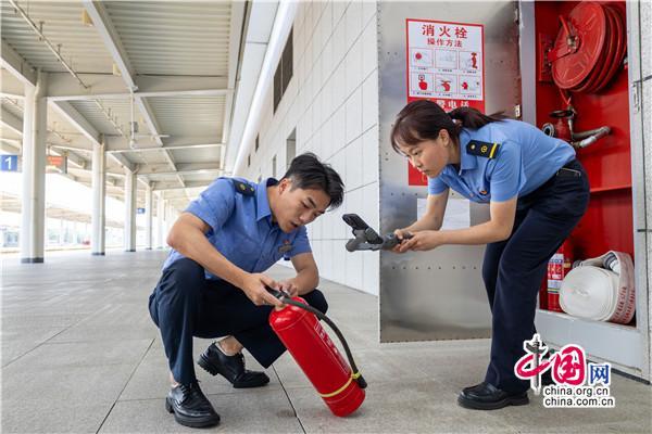 鹰潭车站开展“安全生产月”安全宣传咨询日活动