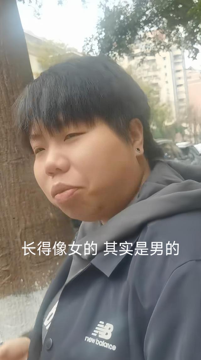 男子在饭店被陌生女孩搭讪，看到颜值后沉默了：哪来的自信