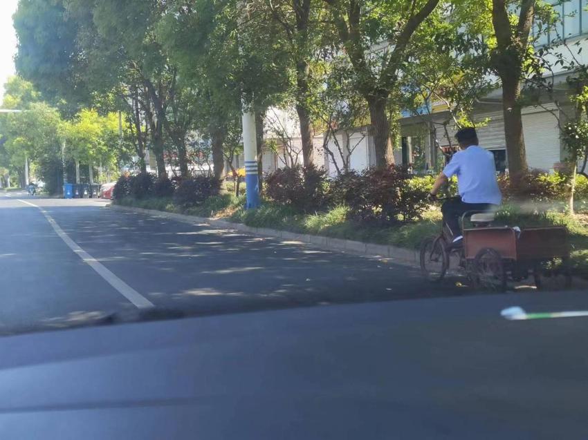 七旬老人街头迷路 民辅警暖心护送回家