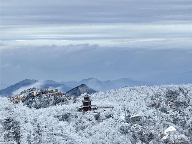 泰山之巅现雾凇、云海及过山云，仙气十足