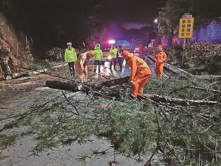 除路障  保畅通