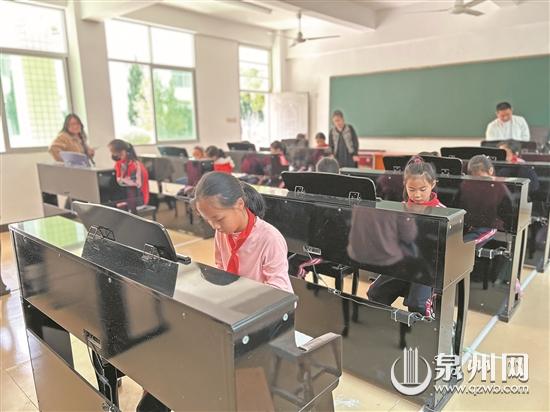 山区学生上起了钢琴课