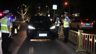 夏夜烧烤、夜市、地摊如火如荼，交警严查酒驾交通违法行为