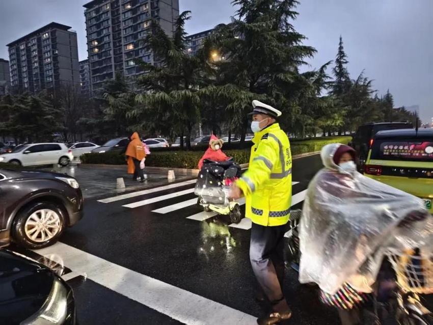 雨中守护，潍坊交警坚守岗位护航市民出行