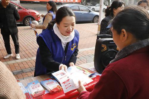 纳溪区东升街道：与法同行 “宪”在行动