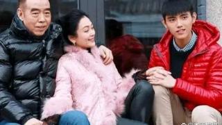 陈飞宇和陈红在北京逛街，母子俩打扮时尚，小助理全程帮忙拿东西