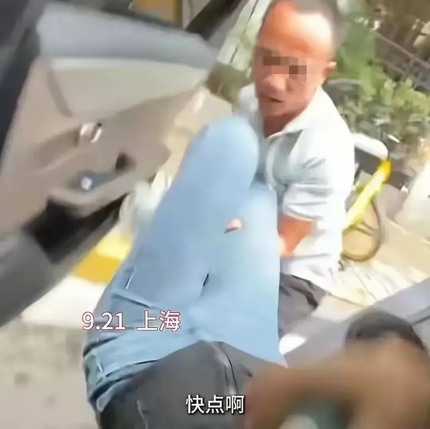 上海一女乘客让开窗被拒，司机强行抱双腿拖下车，网友热议